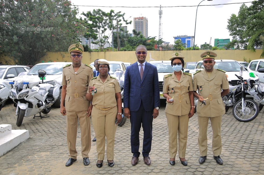 budget-ceremonie-de-remise-de-vehicules-a-la-direction-generale-des-douanes_8g65xgi9qi5