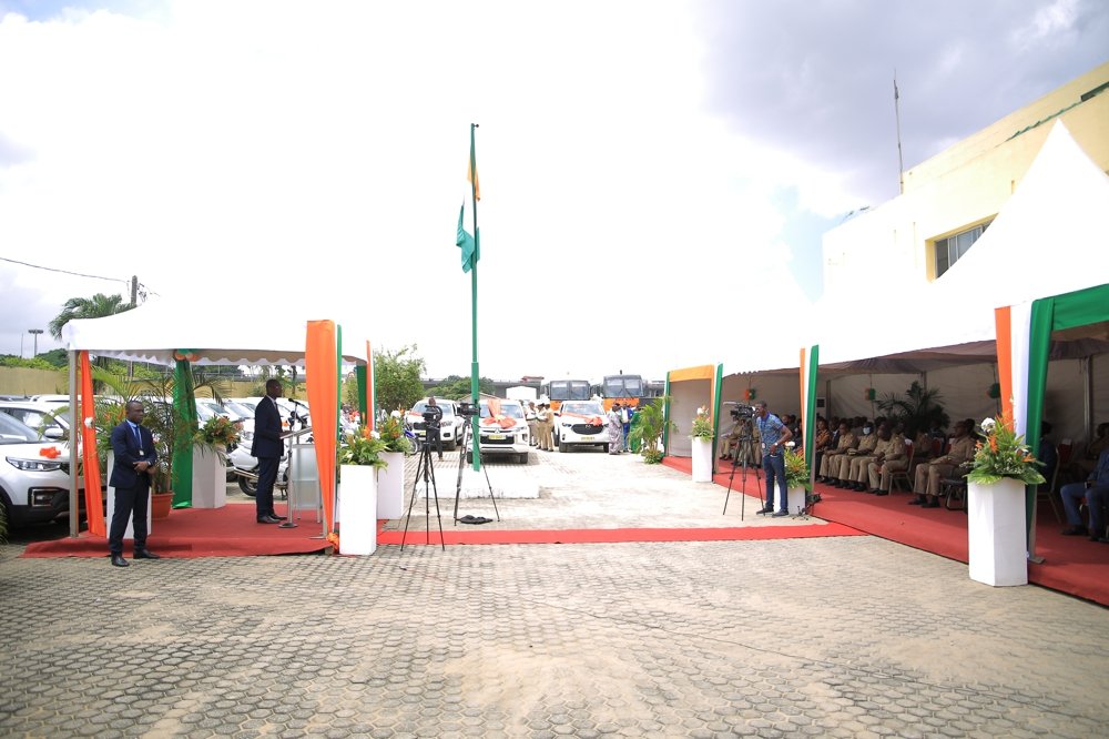 budget-ceremonie-de-remise-de-vehicules-a-la-direction-generale-des-douanes_m9du3keil6