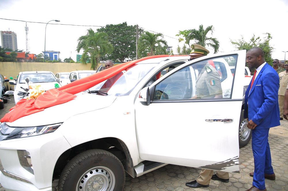 budget-ceremonie-de-remise-de-vehicules-a-la-direction-generale-des-douanes_q3pwu63i1ns