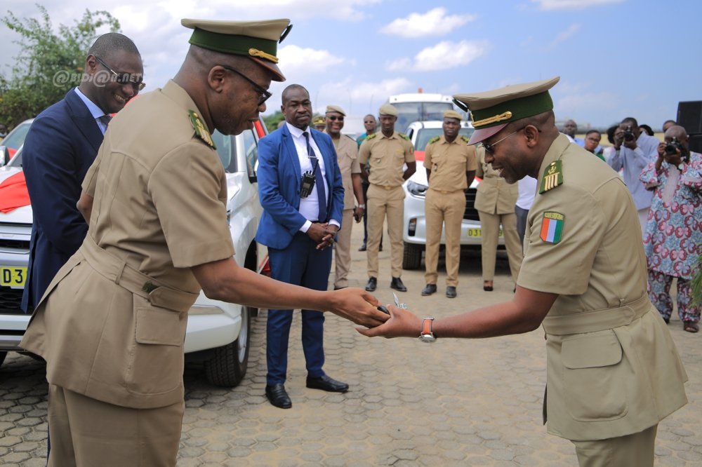 budget-ceremonie-de-remise-de-vehicules-a-la-direction-generale-des-douanes_sx0zpru51um