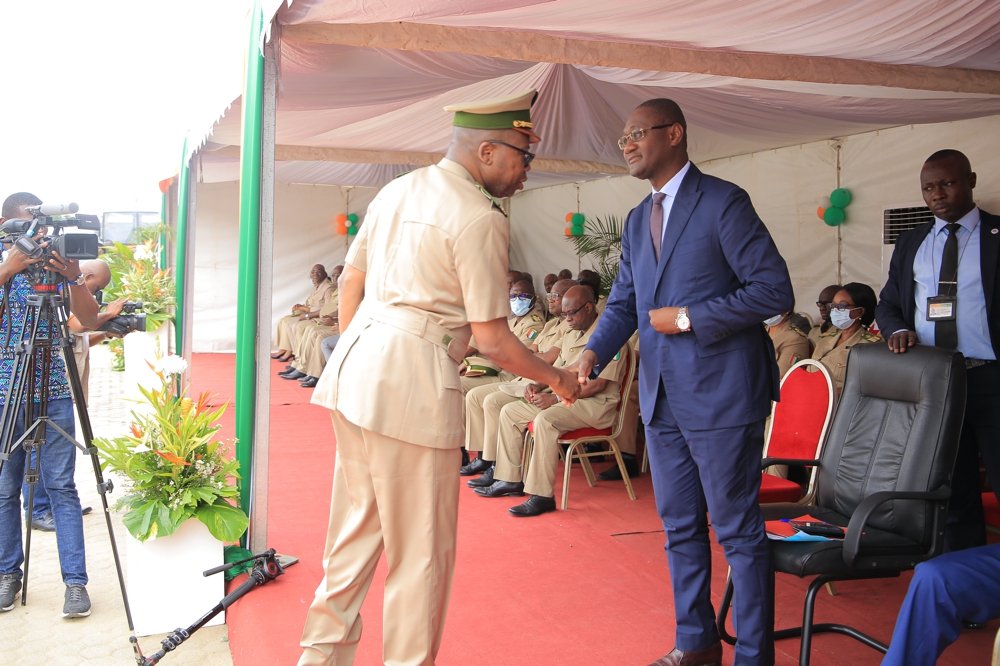 budget-ceremonie-de-remise-de-vehicules-a-la-direction-generale-des-douanes_tk6bubjrxp