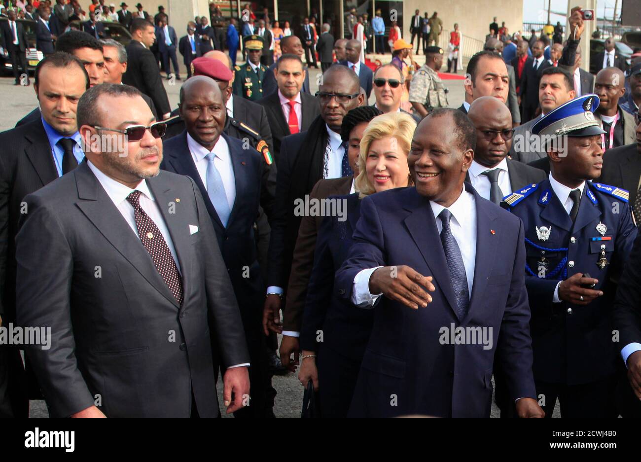 le-president-de-la-cote-d-ivoire-alassane-ouattara-r-gestes-a-cote-du-roi-mohammed-vi-l-du-maroc-a-l-arrivee-a-l-aeroport-international-felix-houphouet-boigny-a-abidjan