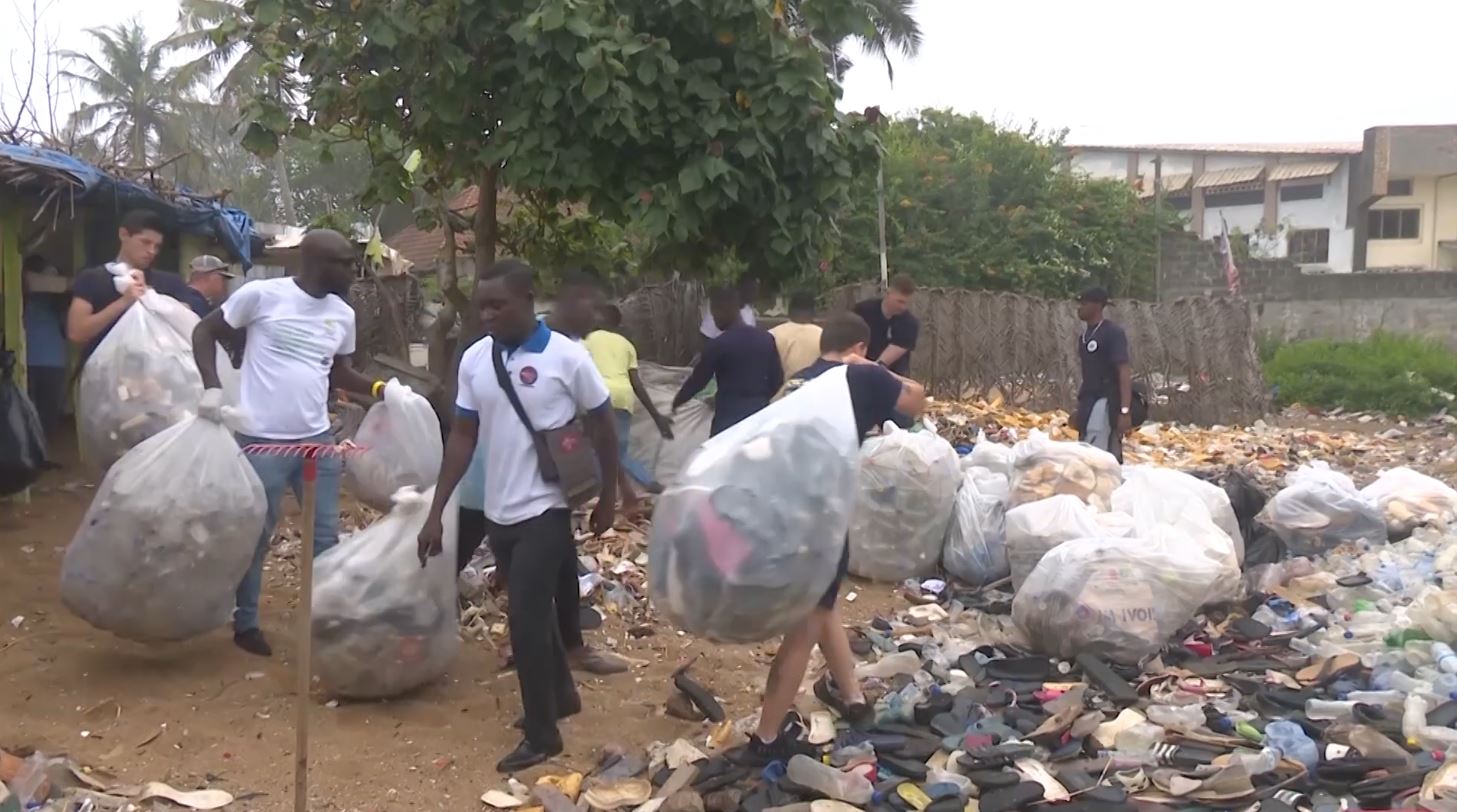 Gardes-cotes_Americains_participentnettoyage_canal_Vridi_Abidjan_cooperation_USA_RCI_2022_12