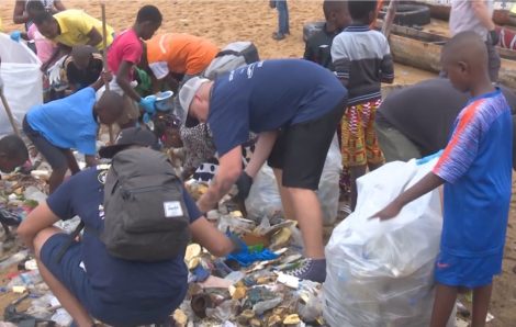 Coopération USA – Côte d’Ivoire : des garde-côtes américains nettoient le canal de Vridi.