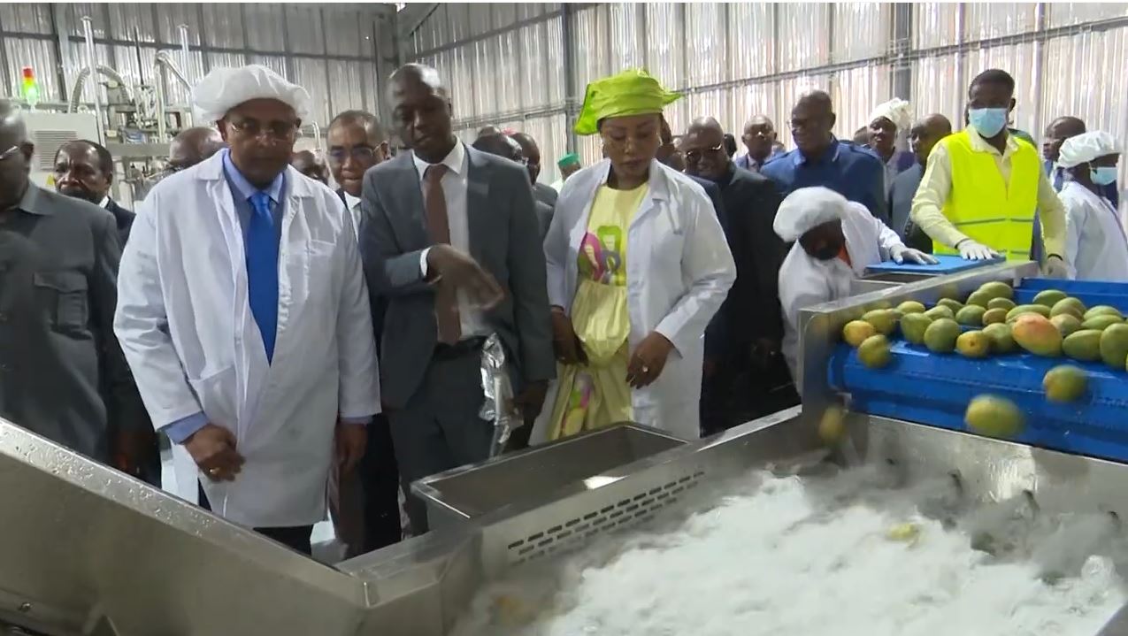 Le Premier Ministre Patrick Achi inaugure une usine de transformation de mangue à Sinématiali.