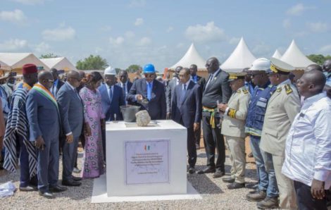 Infrastructures sanitaires : le Premier Ministre Patrick Achi pose les premières pierres du CHR de Ouangolodougou et de l’Hôpital Général de Kong.