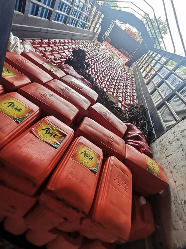 Direction régionale des douanes d’Aboisso saisie de 858 Bidons d’huile de palme raffinée de marque « AYA ».