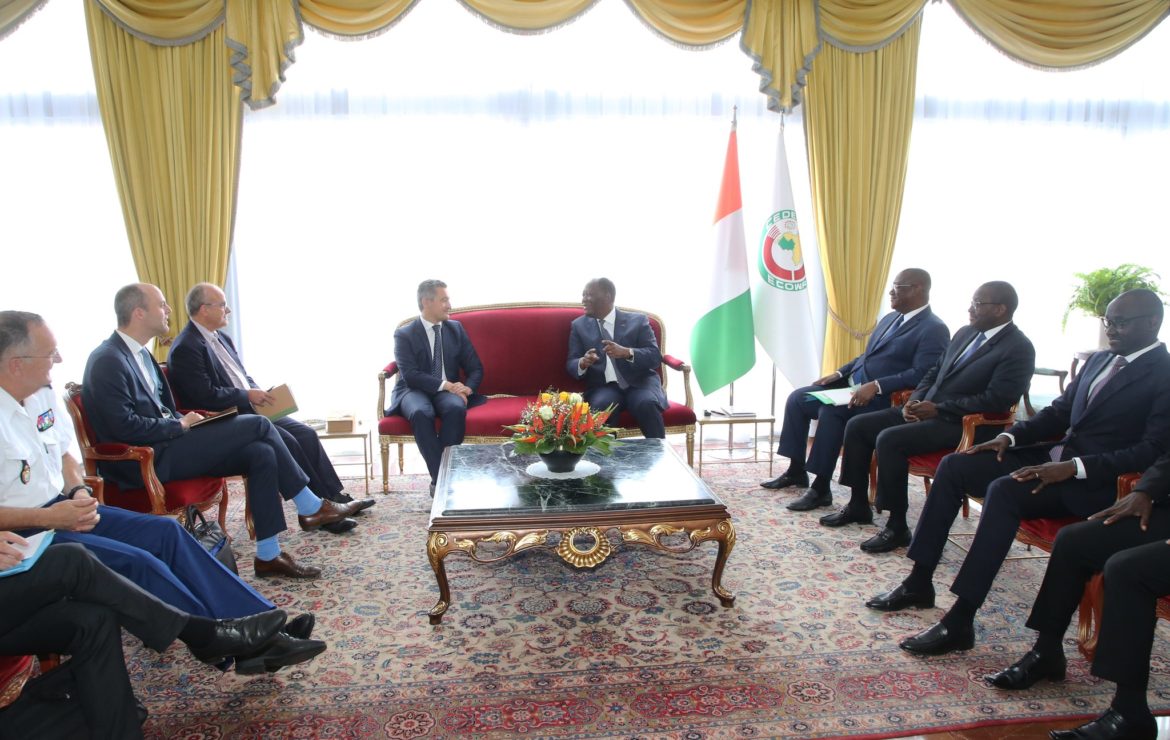 Le Président de la République, Alassane Ouattara, s’est entretenu, ce mardi 27 septembre 2022, avec le Ministre français de l’Intérieur, Gerald Darmanin, porteur d’un message du Président Emmanuel Macron.