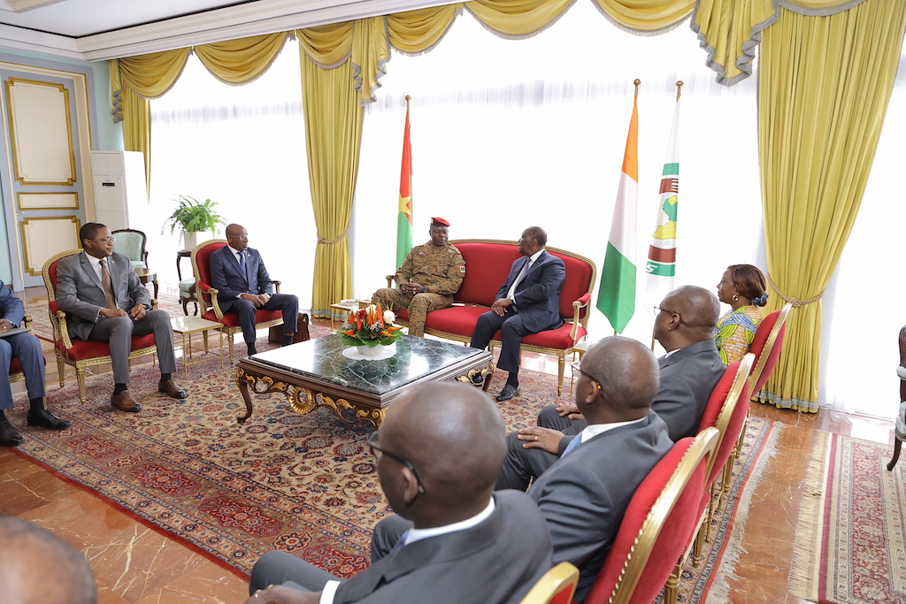 Paul-Henri Damiba, Chef de la junte Burkinabé à Abidjan : La lutte contre le terrorisme et la coopération au menu des échanges.