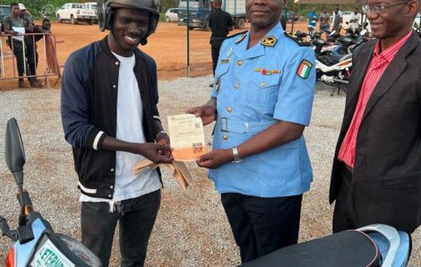 Côte d’Ivoire : démarrage de l’opération de pose de plaque et remise de carte grise au profit des engins à 02 et 03 roues à Abidjan.