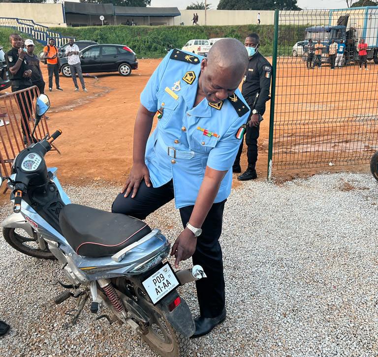 cote-d-ivoire-demarrage-de-loperation-de-pose-de-plaque-et-remise-de-c