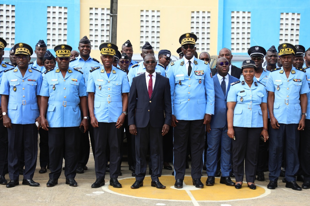 cote-d-ivoire-la-police-nationale-et-le-corps-prefectoral-recoivent-des-eng_ayzlepxg3r