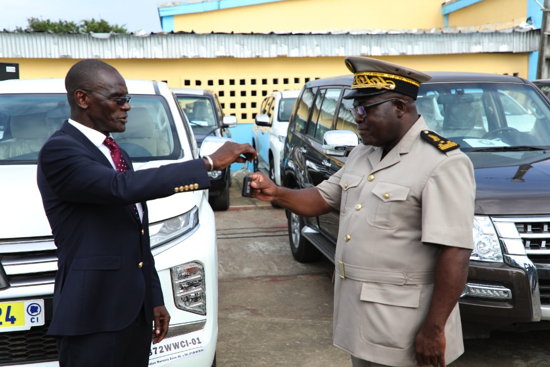 cote-d-ivoire-la-police-nationale-et-le-corps-prefectoral-recoivent-des-eng_dpvsg0oz92