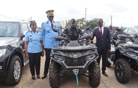 Côte d’Ivoire : la Police nationale et le corps préfectoral reçoivent des engins roulants.