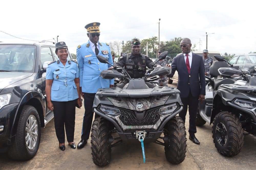 Côte d’Ivoire : la Police nationale et le corps préfectoral reçoivent des engins roulants.