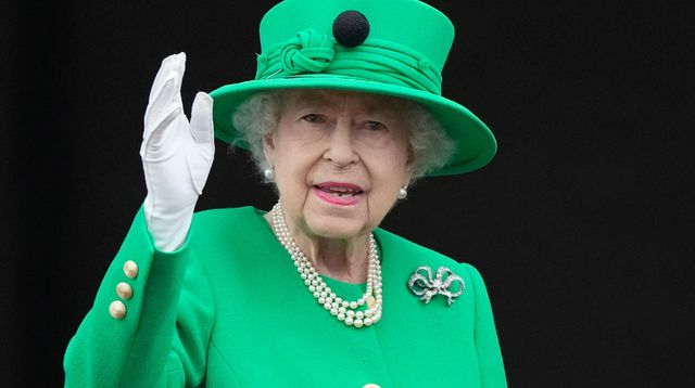la-reine-elizabeth-ii-salue-la-foule-depuis-le-balcon-du-palais-de-buckingham-lors-des-celebrations-de-son-jubile-le-5-juin-202