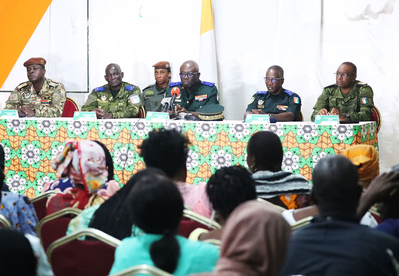 rencontre-du-chef-detat-major-general-le-general-de-corps-d-armee-lassina-d_bgum9r3ngp