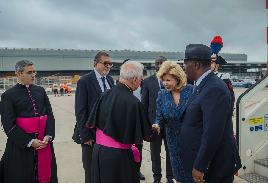 Le Président de la République Alassane Ouattara  et la Première Dame, sont arrivés ce jeudi 15 septembre 2022 à Rome (Italie).