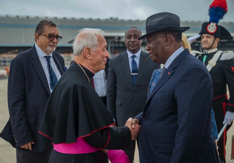 visite-officielle-au-vatican-arrivee-du-president-de-la-republique-a-rome_o0rn4k00ham