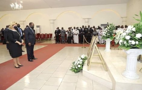 Le Président de la République de Côte d’Ivoire, SEM Alassane Ouattara, a pris part à la levée de corps de Mme Coulibaly Rose Marie Marguerite, épouse de son ami et frère, Tiémoko Yadé Coulibaly.