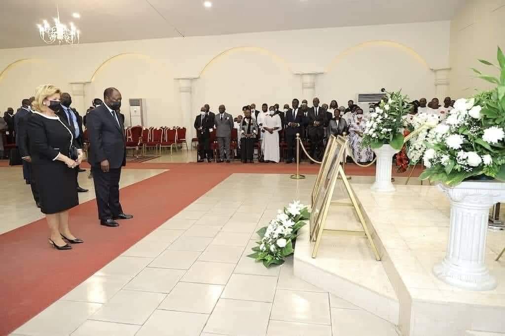 Le Président de la République de Côte d’Ivoire, SEM Alassane Ouattara, a pris part à la levée de corps de Mme Coulibaly Rose Marie Marguerite, épouse de son ami et frère, Tiémoko Yadé Coulibaly.