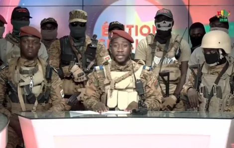 Burkina : des militaires annoncent la dissolution du gouvernement, le capitaine Ibrahim Traoré prend le pouvoir.