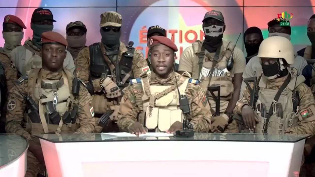 Burkina : des militaires annoncent la dissolution du gouvernement, le capitaine Ibrahim Traoré prend le pouvoir.