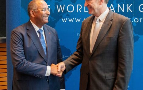 Patrick Achi échange avec le président du Groupe de la Banque mondiale, David Malpass.