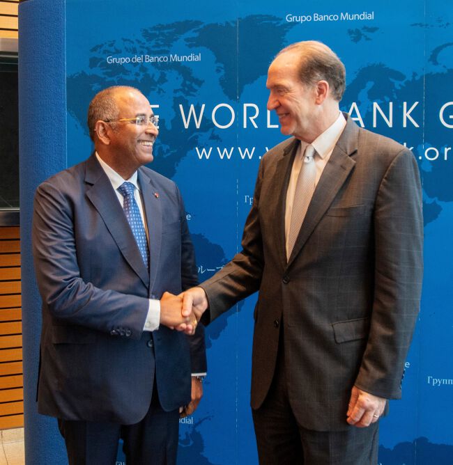 Patrick Achi échange avec le président du Groupe de la Banque mondiale, David Malpass.