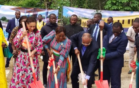 Le PM ivoirien pose la 1ère pierre de la piscine olympique d’Abobo.