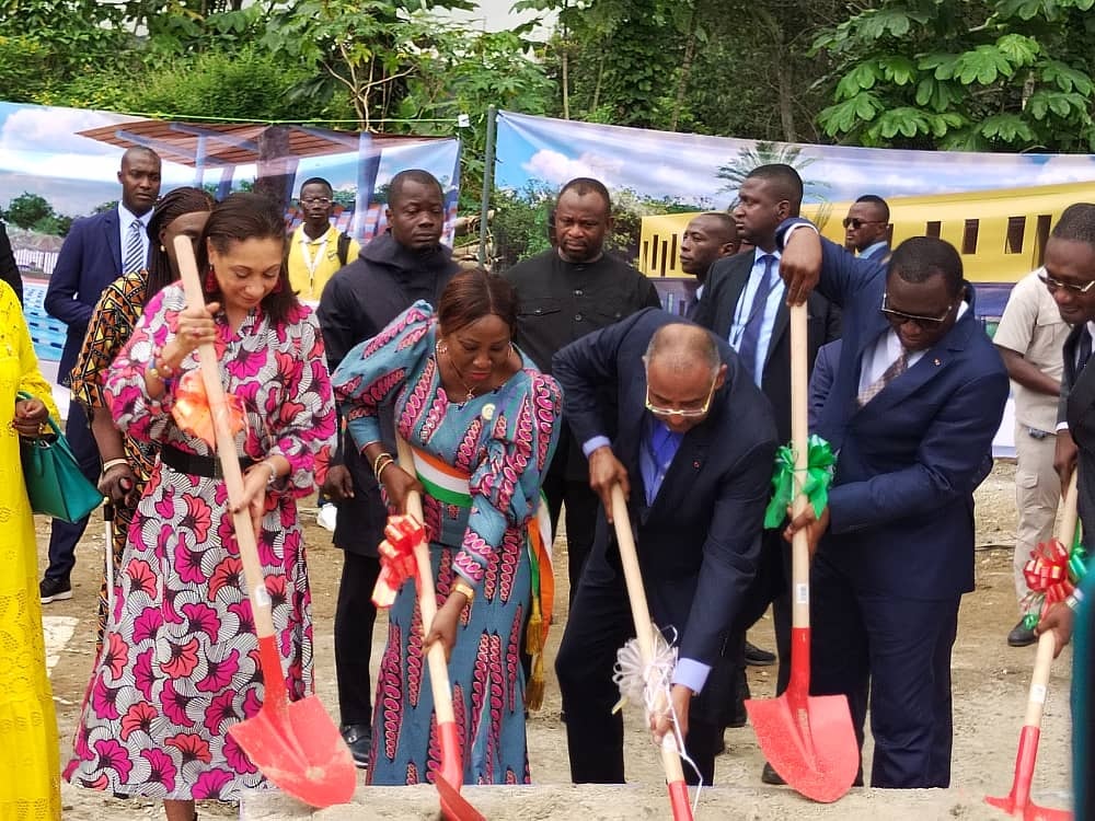 Le PM ivoirien pose la 1ère pierre de la piscine olympique d’Abobo.