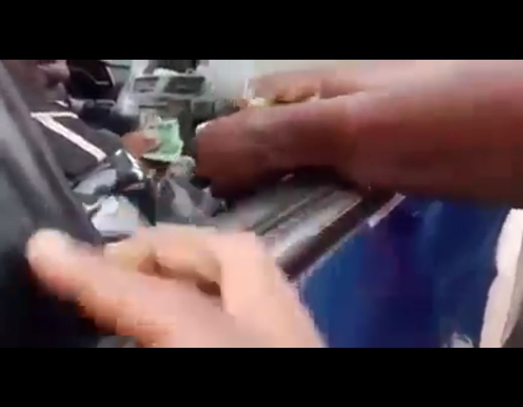 Raquette_policier_4eme_Arrdt_Abidjan_1120224_6