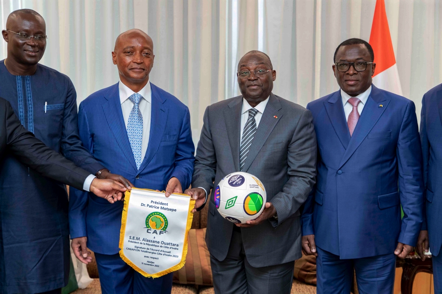 Le Président de la Confédération Africaine de Football reçu par le Vice-Président de Côte d'Ivoire Tiémoko Koné Meyliet à Abidjan.