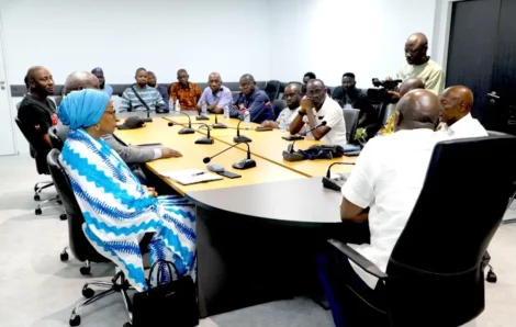 Chauffeur de taxi tué à Yopougon : Le ministre de tutelle et le Commandant supérieur de la gendarmerie discutent avec les transporteurs.