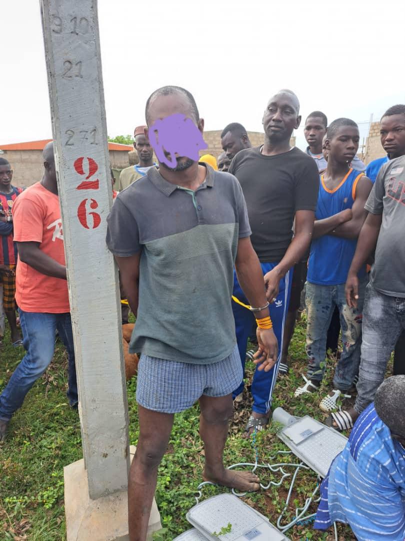 Bouaké – Un voleur de lampadaires mis aux arrêts.