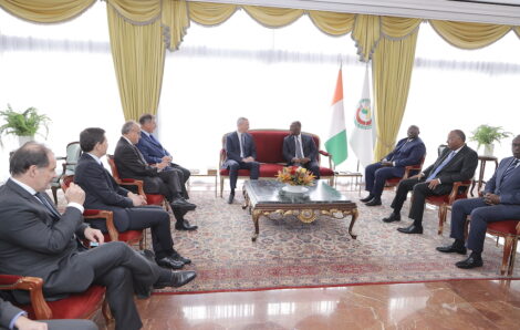 Le Président de la République, S.E.M Alassane OUATTARA, a échangé, avec le Ministre de l’Economie, des Finances et de la Souveraineté Industrielle et Numérique de la France, M. Bruno LE MAIRE.