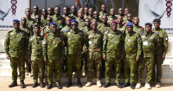 Casques blancs ivoiriens en Guinée Bissau/ Le Général Doumbia au contact de ses hommes déployés à Bissau.