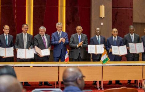 Projet de ligne 1 du Métro d’Abidjan : le Premier Ministre Patrick Achi préside une signature de conventions de financement.