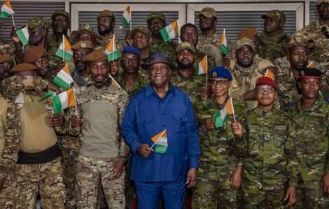 Samedi 7 janvier 2023 : Côte d’Ivoire : les 46 soldats ivoiriens accueillis par le président Alassane Ouattara à Abidjan.