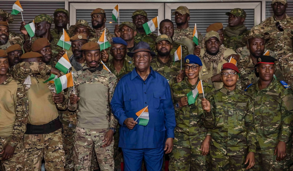 Samedi 7 janvier 2023 : Côte d’Ivoire : les 46 soldats ivoiriens accueillis par le président Alassane Ouattara à Abidjan.