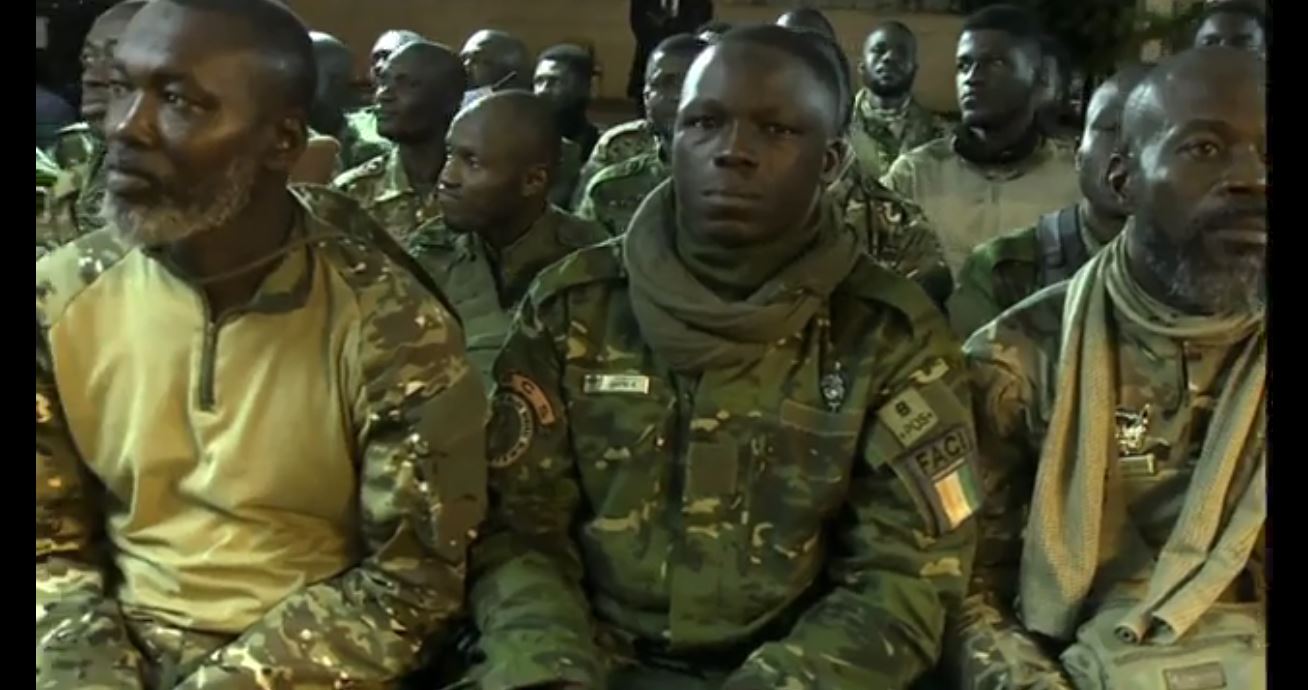 arrivee-des-46-soldats-ivoiriens-a-l-aeroport-felix-houphouet-boigny_30