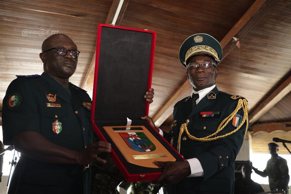 ceremonie-d-adieu-aux-armes-en-l-honneur-de-generaux-et-contre-amiral_3pfmeex2v1d