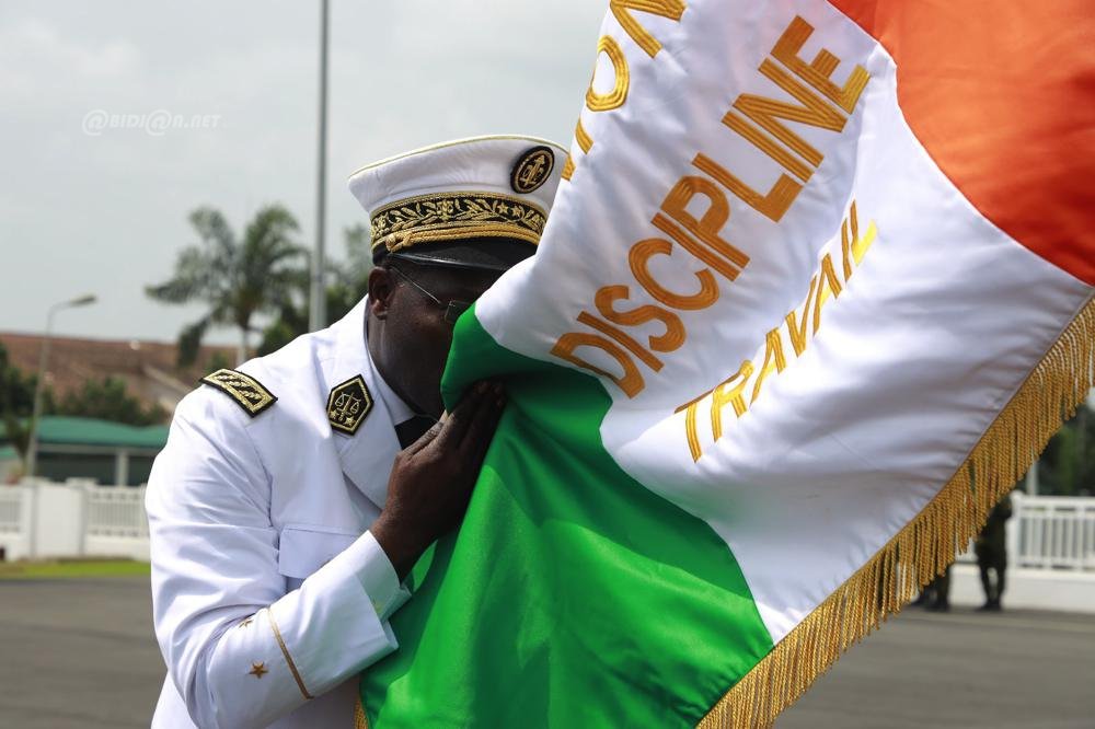 ceremonie-d-adieu-aux-armes-en-l-honneur-de-generaux-et-contre-amiral_4wnh9v9zmw