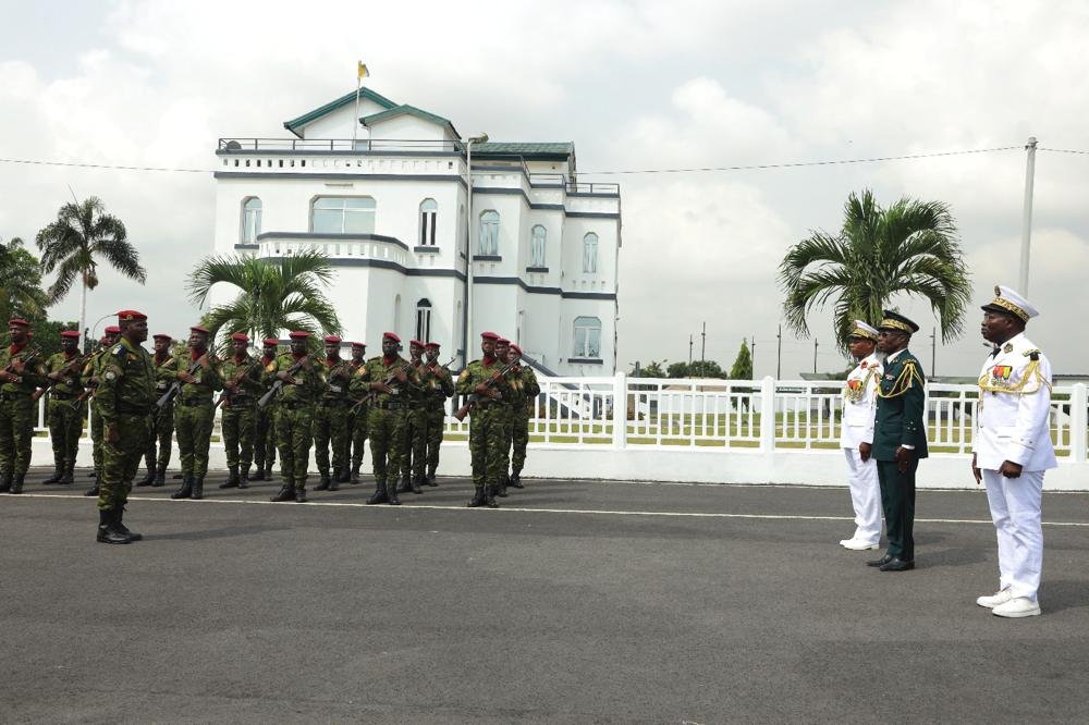 ceremonie-d-adieu-aux-armes-en-l-honneur-de-generaux-et-contre-amiral_6xuuvusxi1c