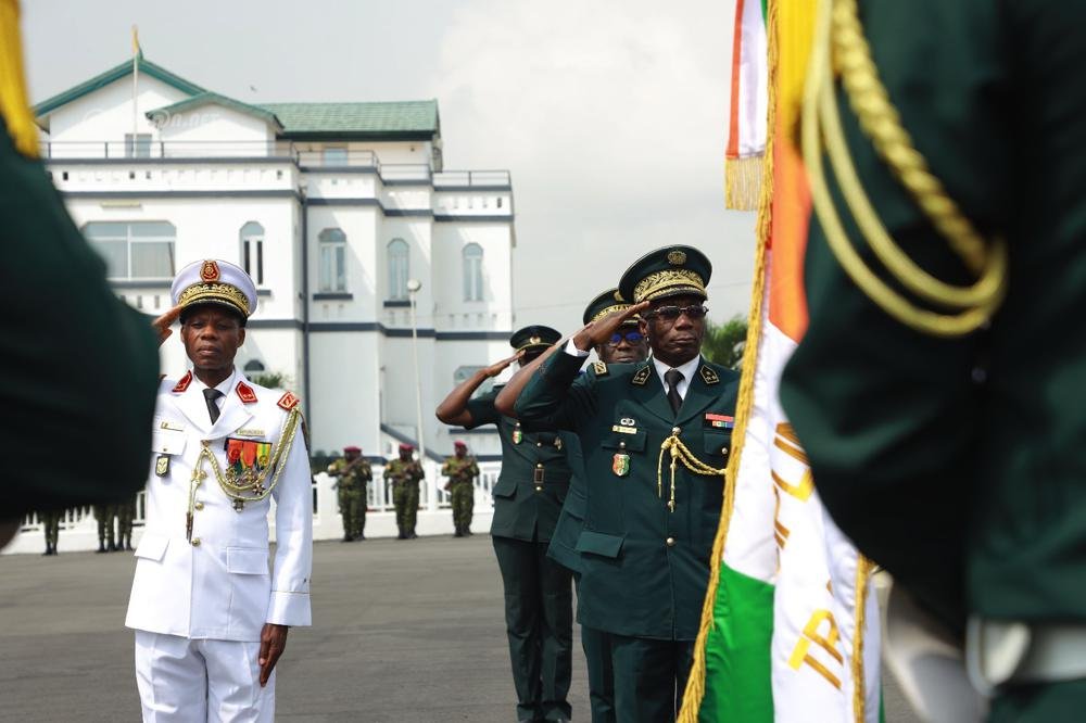 ceremonie-d-adieu-aux-armes-en-l-honneur-de-generaux-et-contre-amiral_7ihmpckcv52