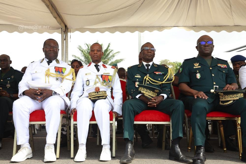 ceremonie-d-adieu-aux-armes-en-l-honneur-de-generaux-et-contre-amiral_82jgv7oshsw