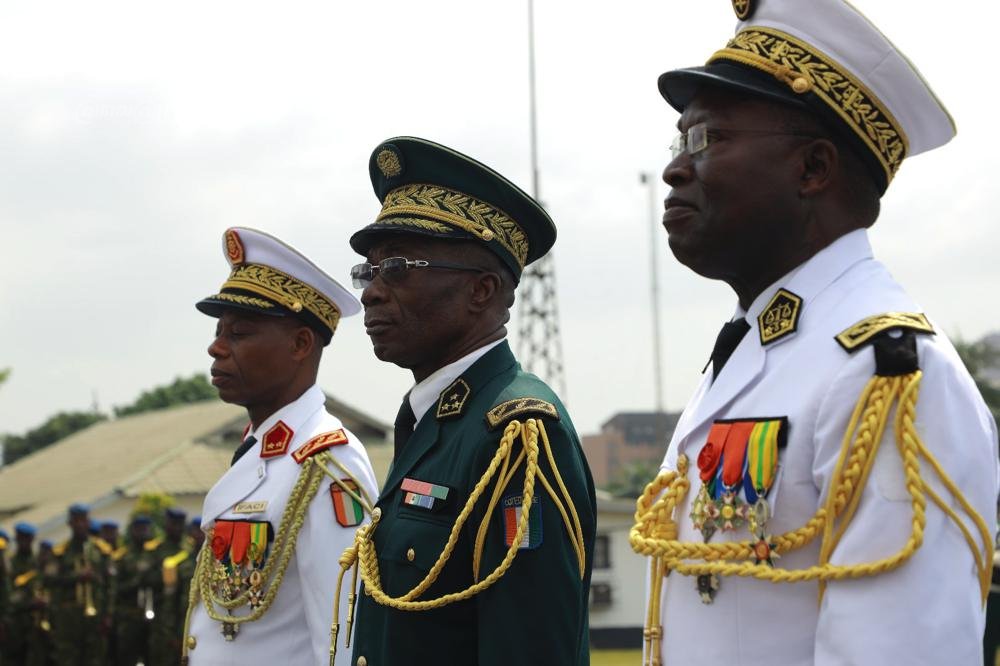 ceremonie-d-adieu-aux-armes-en-l-honneur-de-generaux-et-contre-amiral_92cy0567f9