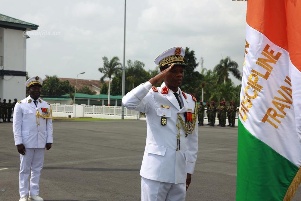 ceremonie-d-adieu-aux-armes-en-l-honneur-de-generaux-et-contre-amiral_9qvhqka9mz