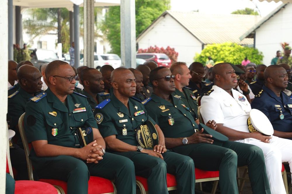 ceremonie-d-adieu-aux-armes-en-l-honneur-de-generaux-et-contre-amiral_9zvbnk7ep1j