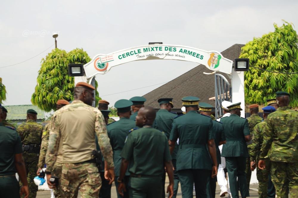 ceremonie-d-adieu-aux-armes-en-l-honneur-de-generaux-et-contre-amiral_ai2kcohifgd